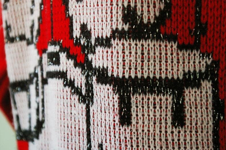 Chandail Rouge Avec Batterie - Image 2