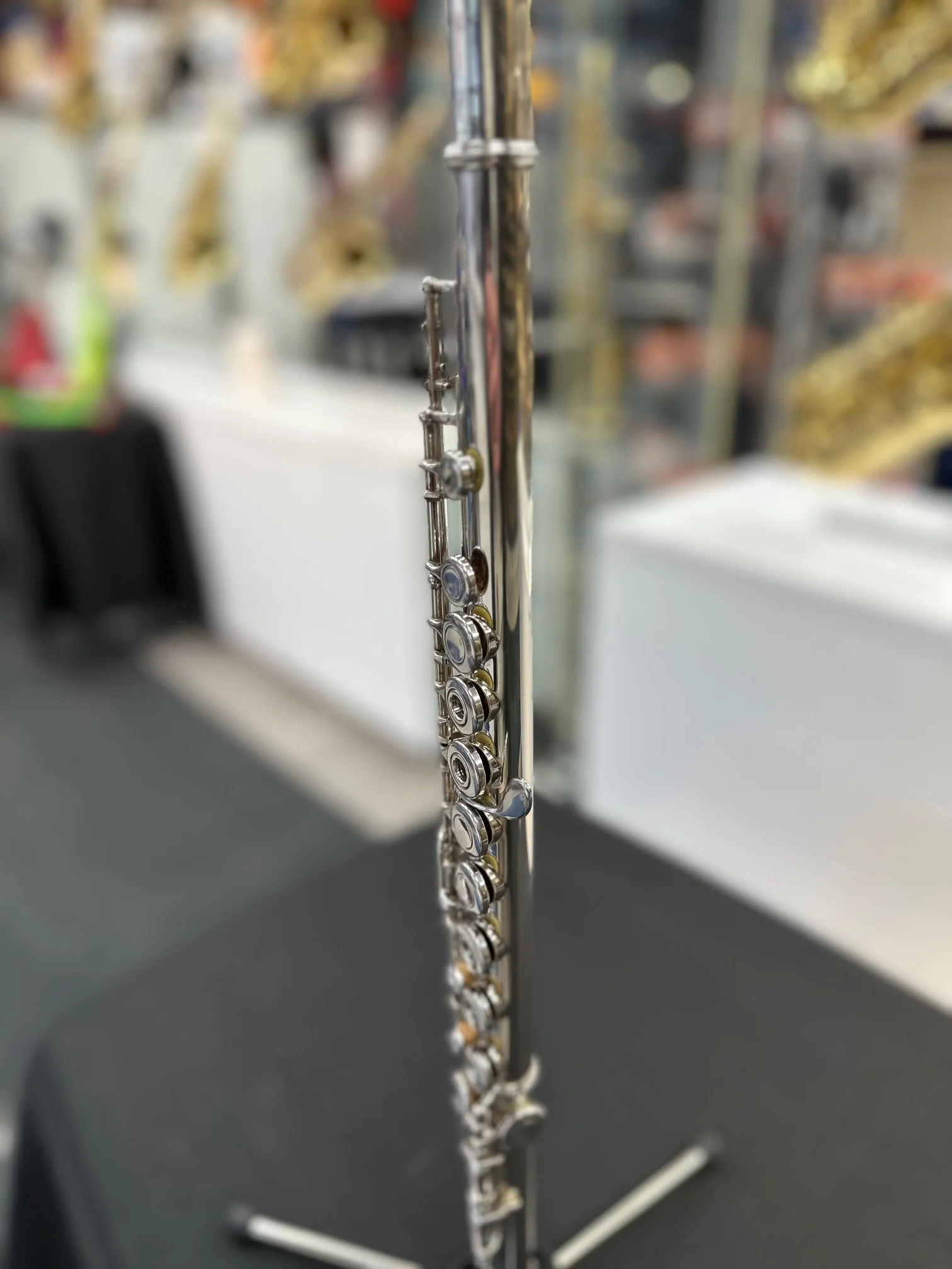 Pre-Oned Yamaha YFL-481 Regular C Foot Flute - Image 3