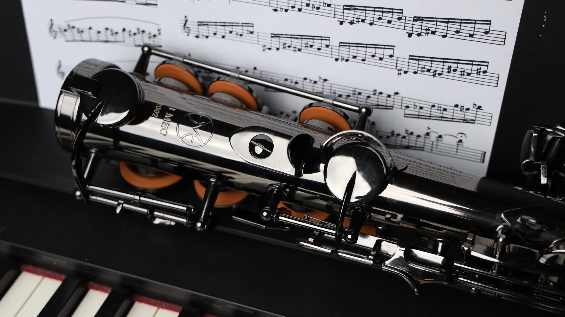 Emeo Digital Practice Saxophone (Black Nickel Finish) - Image 5